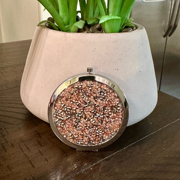 NEW!! Glam Compact Mirror - Picture 2 of 13